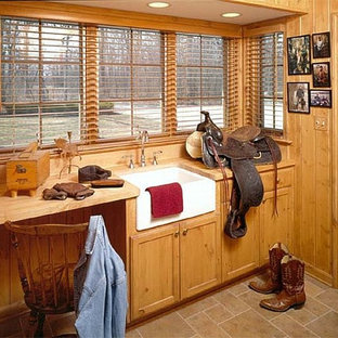 75+ Hauswirtschaftsräume mit hellbraunen Holzschränken und Kalkstein