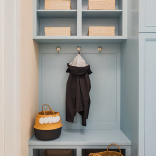 Idéer för ett mellanstort klassiskt vit parallellt grovkök, med en undermonterad diskho, luckor med infälld panel, blå skåp, bänkskiva i kvarts, beige väggar, mellanmörkt trägolv och en tvättmaskin och torktumlare bredvid varandra