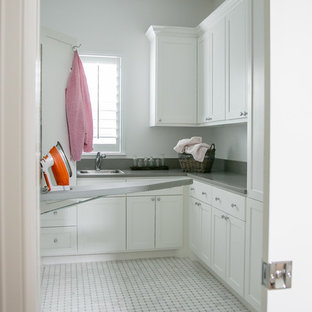 Immagine di una sala lavanderia scandinava di medie dimensioni con lavello da incasso, ante in stile shaker, ante bianche, pareti grigie, pavimento grigio e top grigio