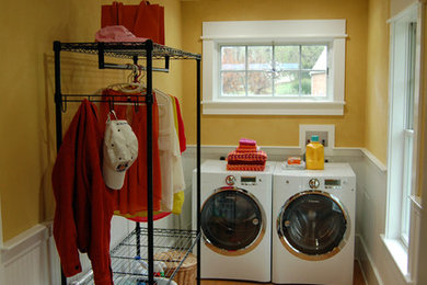 Imagen de cuarto de lavado tradicional pequeño con lavadora y secadora juntas