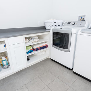 75+ Hauswirtschaftsräume mit offenen Schränken und Laminat