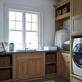Idee per una sala lavanderia vittoriana di medie dimensioni con lavello sottopiano, ante in stile shaker, ante in legno scuro, pareti bianche, lavatrice e asciugatrice affiancate e pavimento grigio