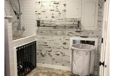 他の地域にある中くらいなトランジショナルスタイルのおしゃれな洗濯室 (白い壁、レンガの床) の写真