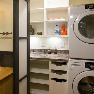 Foto på en liten vintage flerfärgade liten tvättstuga, med öppna hyllor, vita skåp, laminatbänkskiva, bambugolv, en tvättpelare, gult golv och beige väggar