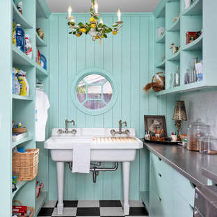 Inspiration för ett litet eklektiskt grå u-format grått grovkök, med öppna hyllor, bänkskiva i rostfritt stål, en tvättmaskin och torktumlare bredvid varandra, flerfärgat golv och en allbänk