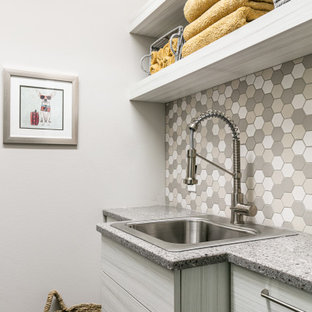 Idéer för en liten eklektisk parallell tvättstuga enbart för tvätt, med en nedsänkt diskho, bänkskiva i kvarts, beige stänkskydd, stänkskydd i mosaik och en tvättmaskin och torktumlare bredvid varandra