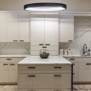 Idee per una grande lavanderia minimalista con lavello da incasso, ante lisce, ante beige, top in quarzite, paraspruzzi bianco, paraspruzzi in lastra di pietra, pareti beige, pavimento in gres porcellanato, pavimento beige e top bianco