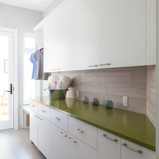 Esempio di una lavanderia design con ante bianche e top verde