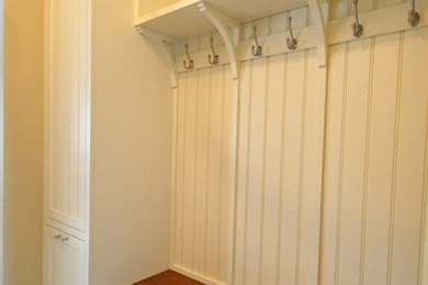 Diseño de lavadero campestre de tamaño medio con paredes blancas y suelo de baldosas de cerámica