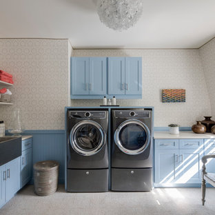 Foto di una sala lavanderia classica con lavello stile country, ante in stile shaker, ante blu, pareti beige, moquette, lavatrice e asciugatrice affiancate, pavimento beige e top beige