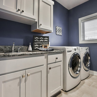Ispirazione per una sala lavanderia chic di medie dimensioni con lavello sottopiano, ante in stile shaker, ante bianche, top in granito, pareti viola, pavimento in gres porcellanato, lavatrice e asciugatrice affiancate, pavimento beige e top grigio