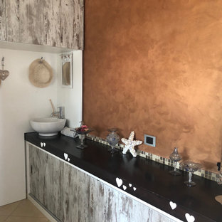 Idée de décoration pour une grand buanderie champêtre en U multi-usage avec un évier 1 bac, un placard à porte plane, des portes de placard en bois vieilli, un plan de travail en bois, une crédence multicolore, une crédence en mosaïque, un mur marron, un sol en carrelage de porcelaine, des machines côte à côte, un sol beige, un plan de travail marron et un plafond décaissé.