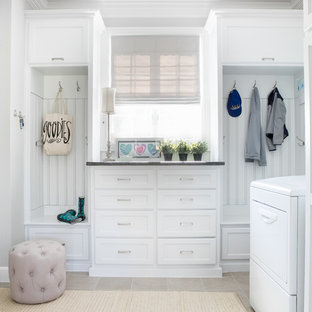 Idee per una lavanderia chic con ante in stile shaker, ante bianche e pavimento beige
