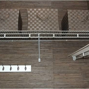 Idéer för små maritima parallella grovkök, med en allbänk, luckor med infälld panel, vita skåp, bänkskiva i koppar, blå väggar, vinylgolv och en tvättmaskin och torktumlare bredvid varandra