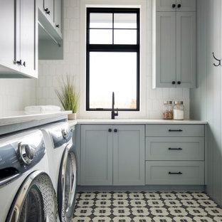 Esempio di una grande sala lavanderia country con lavello da incasso, ante grigie, top in quarzo composito, paraspruzzi bianco, paraspruzzi con piastrelle in ceramica, pareti bianche, pavimento con piastrelle in ceramica, lavatrice e asciugatrice affiancate, pavimento multicolore, top bianco e pannellatura