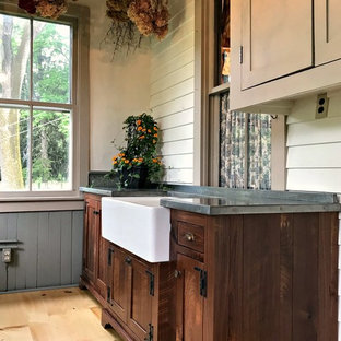 Idee per una lavanderia multiuso country di medie dimensioni con lavello stile country, ante in stile shaker, ante in legno bruno, top in zinco, pareti beige, parquet chiaro, pavimento marrone e top grigio