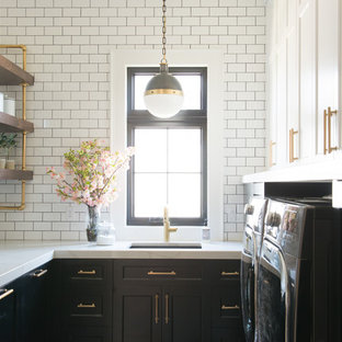 Idee per una sala lavanderia chic con lavello sottopiano, ante in stile shaker, ante nere, pareti bianche, lavatrice e asciugatrice affiancate e top bianco