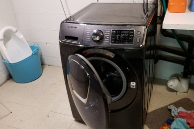 Laundry room photo in Toronto