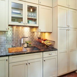 Idee per una lavanderia multiuso stile americano di medie dimensioni con lavello sottopiano, ante con riquadro incassato, ante beige, pavimento con piastrelle in ceramica, lavatrice e asciugatrice affiancate, top in granito, pareti bianche e pavimento arancione