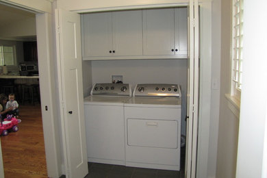 Example of a classic laundry room design in Sacramento