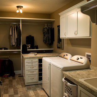 Bild på ett mellanstort vintage parallellt grovkök, med en nedsänkt diskho, luckor med infälld panel, vita skåp, laminatbänkskiva, beige väggar, linoleumgolv och en tvättmaskin och torktumlare bredvid varandra