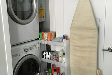 Kleiner Moderner Hauswirtschaftsraum mit Waschmaschinenschrank in Boston