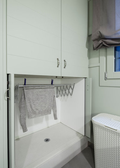 Transitional Laundry Room by ESTUDI METRO