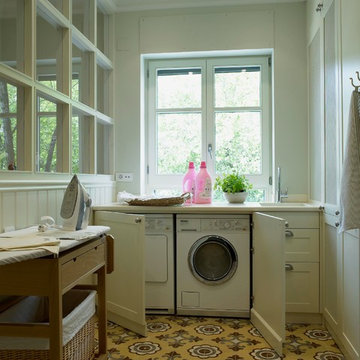 Cocina de estilo belga lacada en verde, con planchador anejo