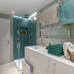 Cette photo montre une petit buanderie linéaire scandinave multi-usage avec un évier posé, un placard à porte plane, des portes de placard blanches, un plan de travail en stratifié, une crédence beige, une crédence en carreau de porcelaine, un mur vert, un sol en carrelage de porcelaine, des machines côte à côte, un sol beige, un plan de travail blanc et un plafond décaissé.