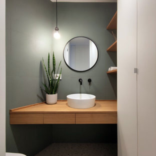 Idée de décoration pour une petit buanderie design multi-usage avec des portes de placard en bois clair, un plan de travail en bois, une crédence verte, une crédence en carreau de porcelaine, un mur vert, un sol en carrelage de porcelaine, des machines dissimulées, un sol multicolore et un plafond décaissé.