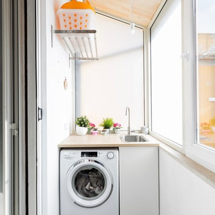 Immagine di una piccola lavanderia design con top in legno, pavimento grigio, lavello da incasso, pareti bianche e top beige