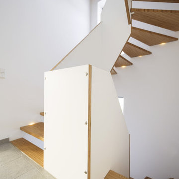 Больцевая лестница из Baubuche и HPL-панелей со скрытым освещением