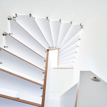 Больцевая лестница из панели BauBuche с белой матовой поверхностью
