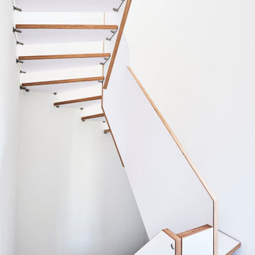 Больцевая лестница из панели BauBuche с белой матовой поверхностью
