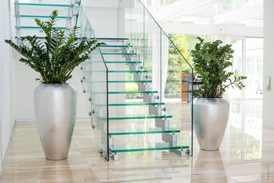 Источник вдохновения для домашнего уюта: п-образная лестница среднего размера в современном стиле с стеклянными ступенями без подступенок