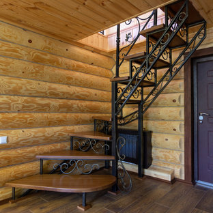 Aménagement d'un petit escalier campagne en L et bois avec des contremarches en métal et un garde-corps en métal.