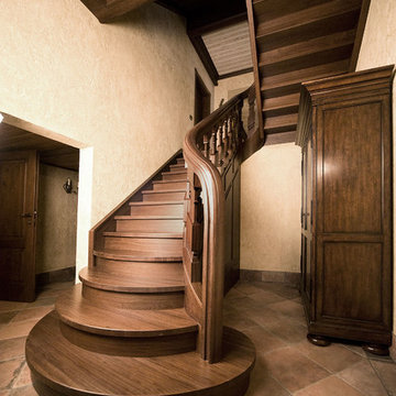 Деревянная лестница ручной работы для частного дома