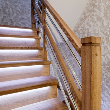 Деревянная лестница с подсветкой на второй этаж