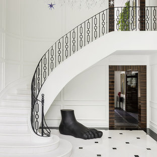 Foto de escalera curva, clásica renovada, con escalones de madera pintada y contrahuellas de madera pintada