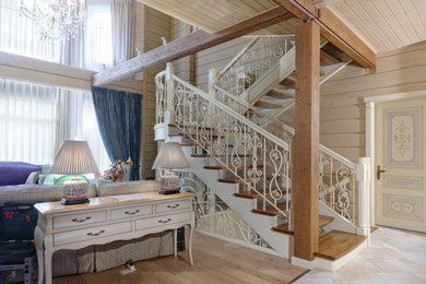 Идея дизайна: п-образная лестница в классическом стиле с деревянными ступенями без подступенок