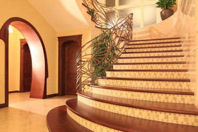 Diseño de escalera clásica con escalones de madera y barandilla de metal
