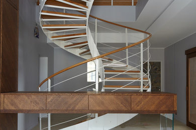 Свежая идея для дизайна: винтовая лестница среднего размера в современном стиле с деревянными ступенями без подступенок - отличное фото интерьера
