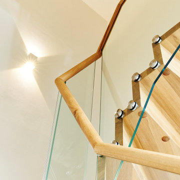 Дубовая лестница со стеклянным ограждением