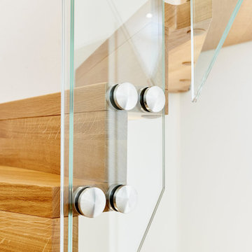 Дубовая лестница со стеклянным ограждением