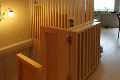 Imagen de escalera actual pequeña con escalones de madera, contrahuellas de madera y barandilla de madera
