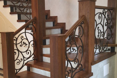 Стильный дизайн: большая бетонная лестница в классическом стиле с деревянными ступенями и перилами из смешанных материалов - последний тренд
