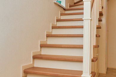 Источник вдохновения для домашнего уюта: угловая деревянная лестница с деревянными ступенями и деревянными перилами