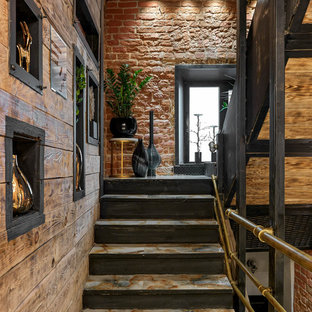 Industrial Treppe in U-Form mit gefliesten Treppenstufen in Moskau