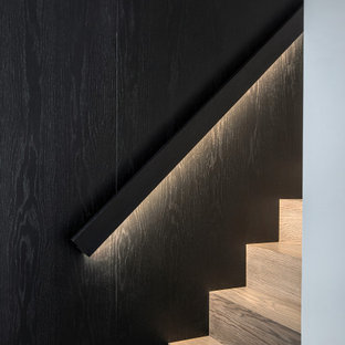 Diseño de escalera recta y madera, contemporánea, pequeña, con escalones de madera, contrahuellas de madera, barandilla de madera y madera
