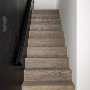 Foto de escalera recta y madera, actual, de tamaño medio, con escalones de madera, contrahuellas de madera, barandilla de madera y madera